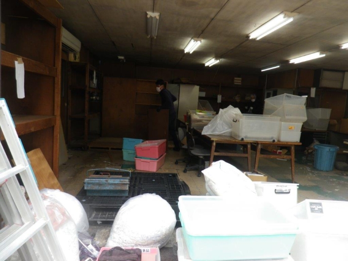 解体予定の倉庫の不用品片付け|東京都武蔵野市にて残置物の撤去作業 移転・廃業・閉鎖に伴う廃棄物・残置物の不用品片付け業者「松竹」