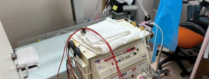 リハビリステーション内の電気治療器・吸引装置などの医療機器設置状況
