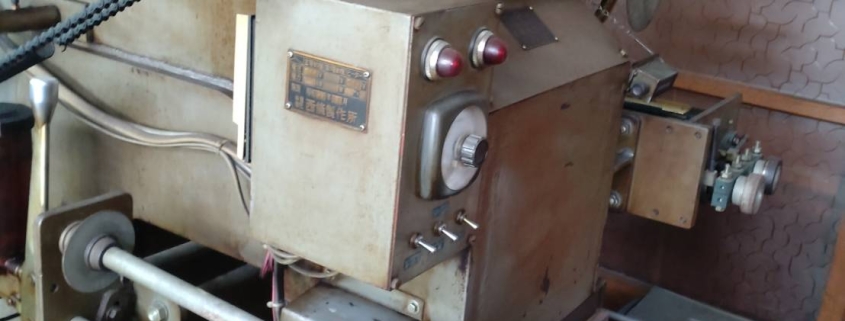文京区千石の箔押し加工工場に残された大型の箔押し機械｜閉鎖に伴う片付け現場