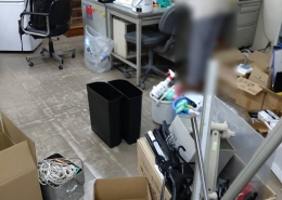 不用品の仕分けと片付け作業を進めるスタッフが写る東京都墨田区の事務所内の様子