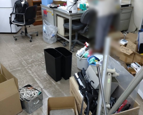 不用品の仕分けと片付け作業を進めるスタッフが写る東京都墨田区の事務所内の様子