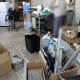 不用品の仕分けと片付け作業を進めるスタッフが写る東京都墨田区の事務所内の様子