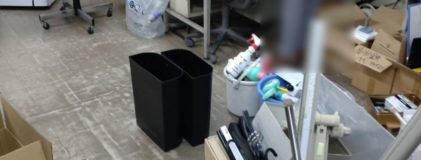 不用品の仕分けと片付け作業を進めるスタッフが写る東京都墨田区の事務所内の様子
