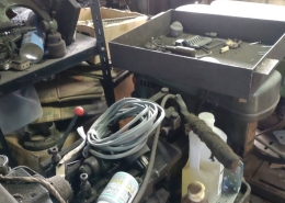 加工機械と資材が密集した工場閉鎖前の室内状況