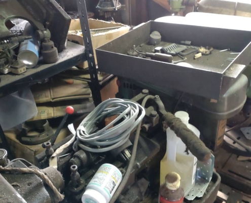 加工機械と資材が密集した工場閉鎖前の室内状況