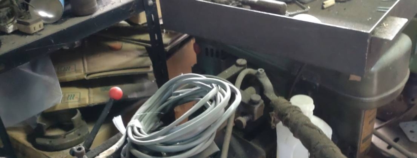 加工機械と資材が密集した工場閉鎖前の室内状況