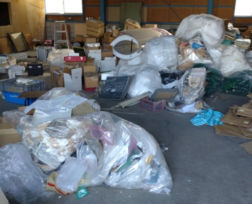 栃木県佐野市の電子部品保管工場で段ボールや梱包資材が残る作業場内部の施工前状況