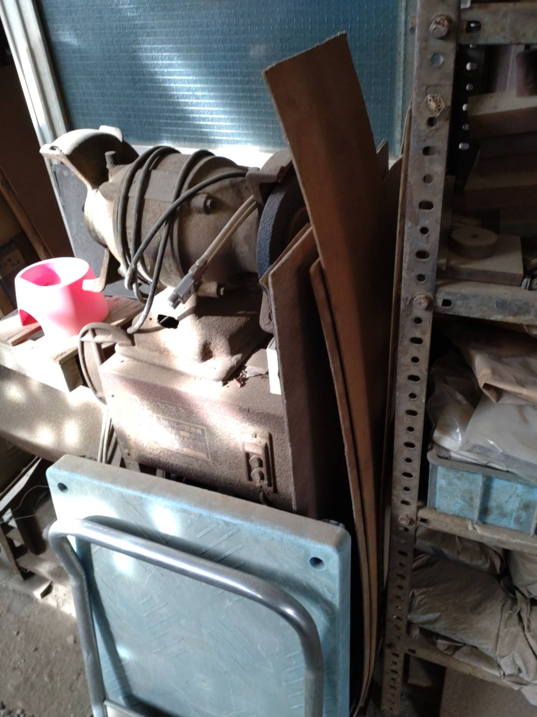 神奈川県川崎市高津区の鉄工所閉鎖現場で確認した研磨機と周辺設備の施工前状況