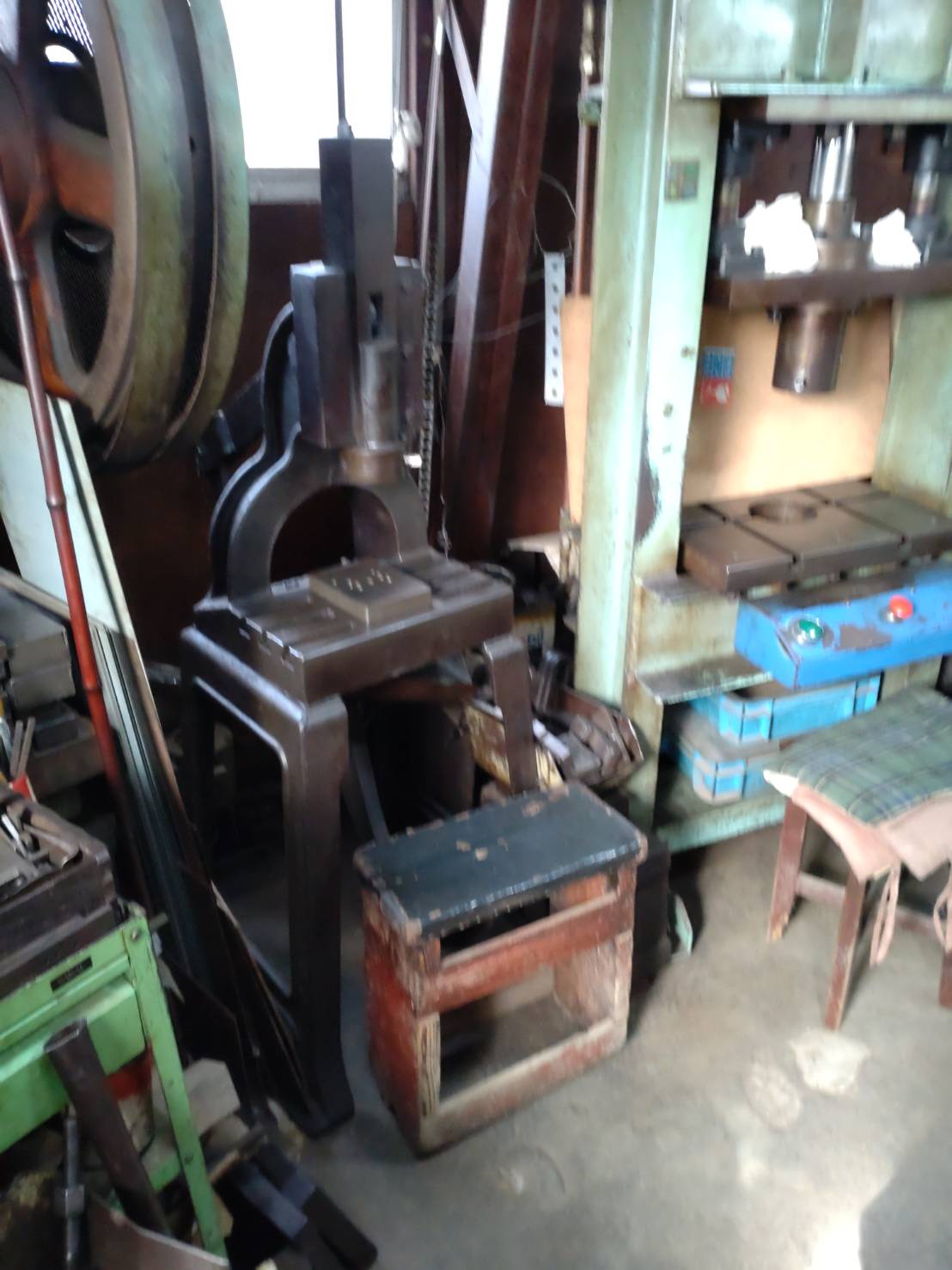 神奈川県川崎市高津区の鉄工所内に設置されていた大型プレス機と工作機械の施工前状況