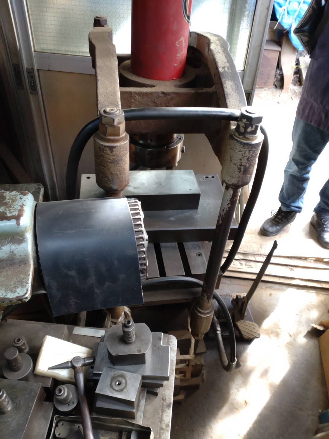 神奈川県川崎市高津区の鉄工所閉鎖現場で確認したプレス機本体の施工前状況