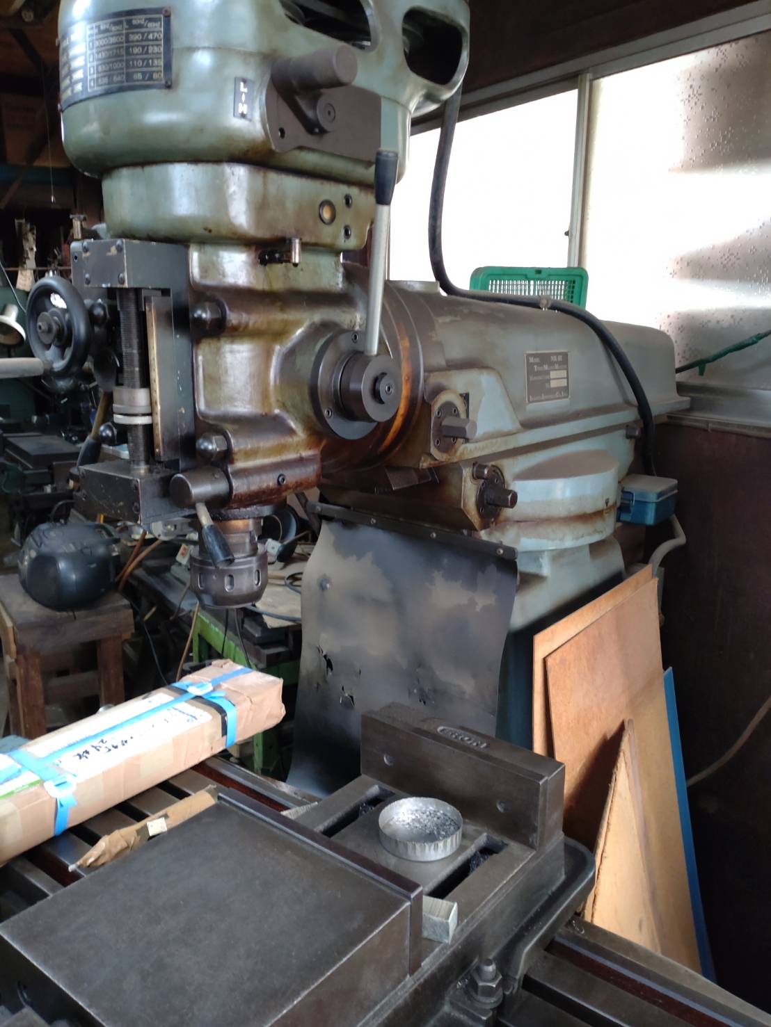 神奈川県川崎市高津区の町工場に残されていたフライス盤の施工前状況