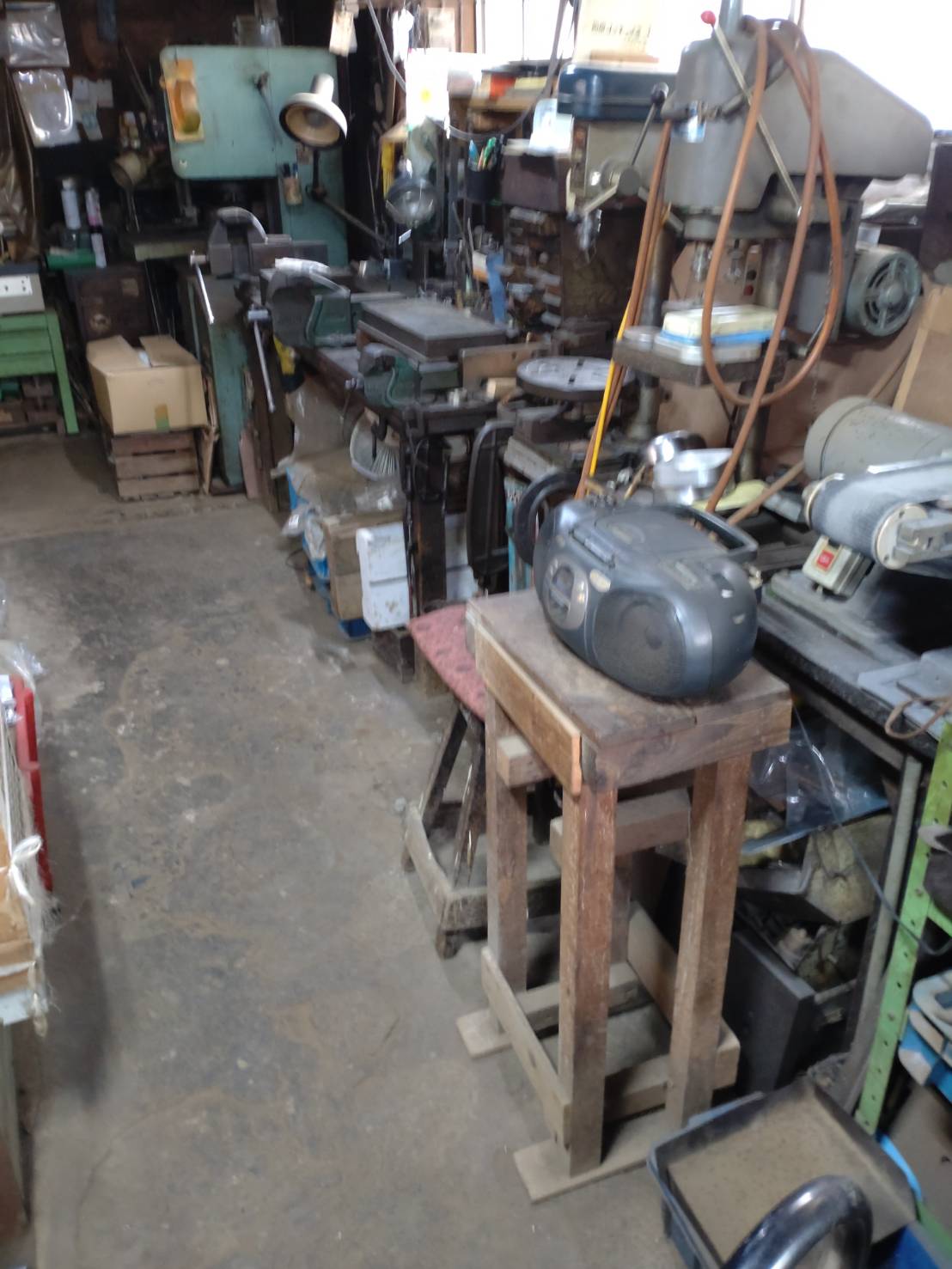 神奈川県川崎市高津区の鉄工所で工作機械が並ぶ作業エリアの施工前状況