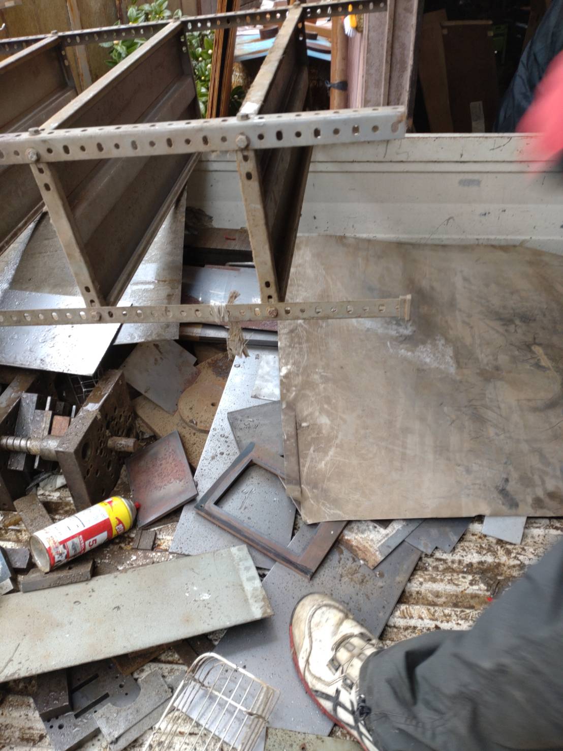 神奈川県川崎市高津区の鉄工所から搬出された鉄材と廃材の積み込み状況