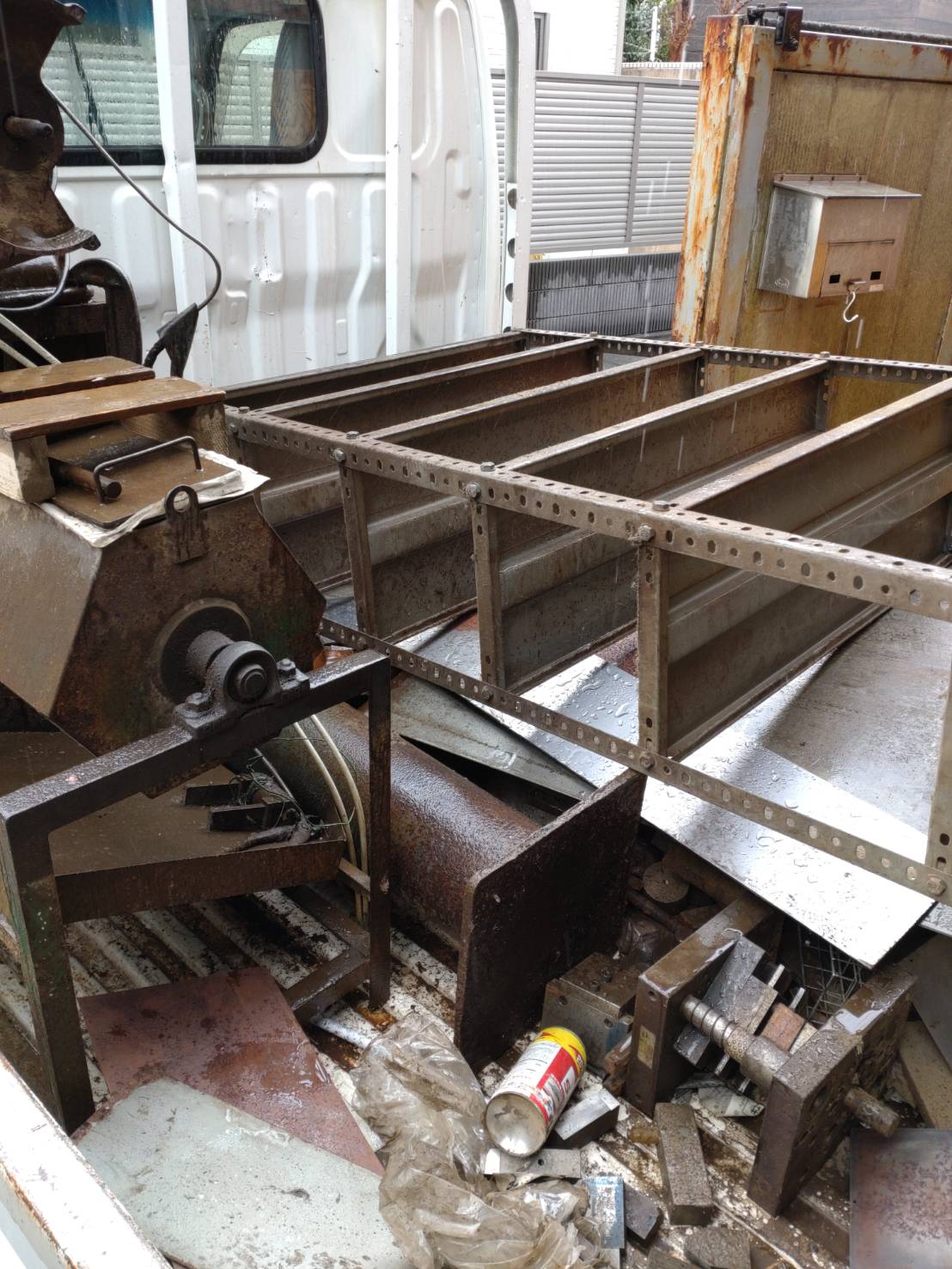 神奈川県川崎市高津区の鉄工所で行った設備撤去と搬出準備作業の様子