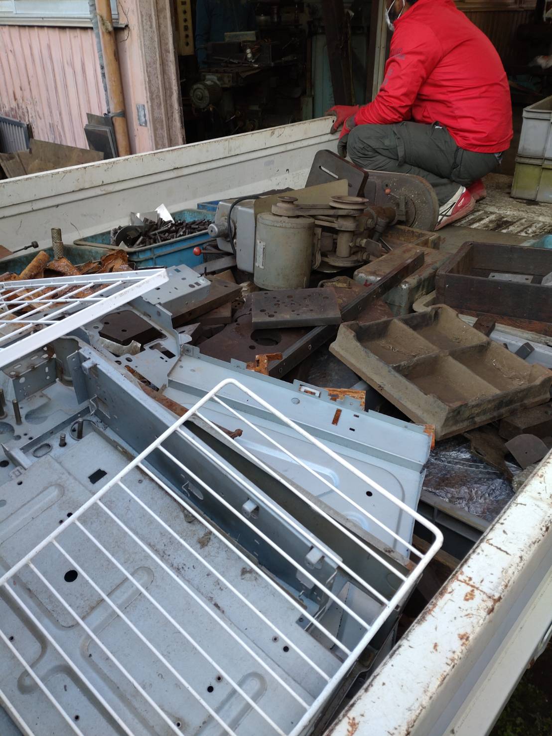 神奈川県川崎市高津区の鉄工所閉鎖作業で軽トラックへ積み込みを行う様子