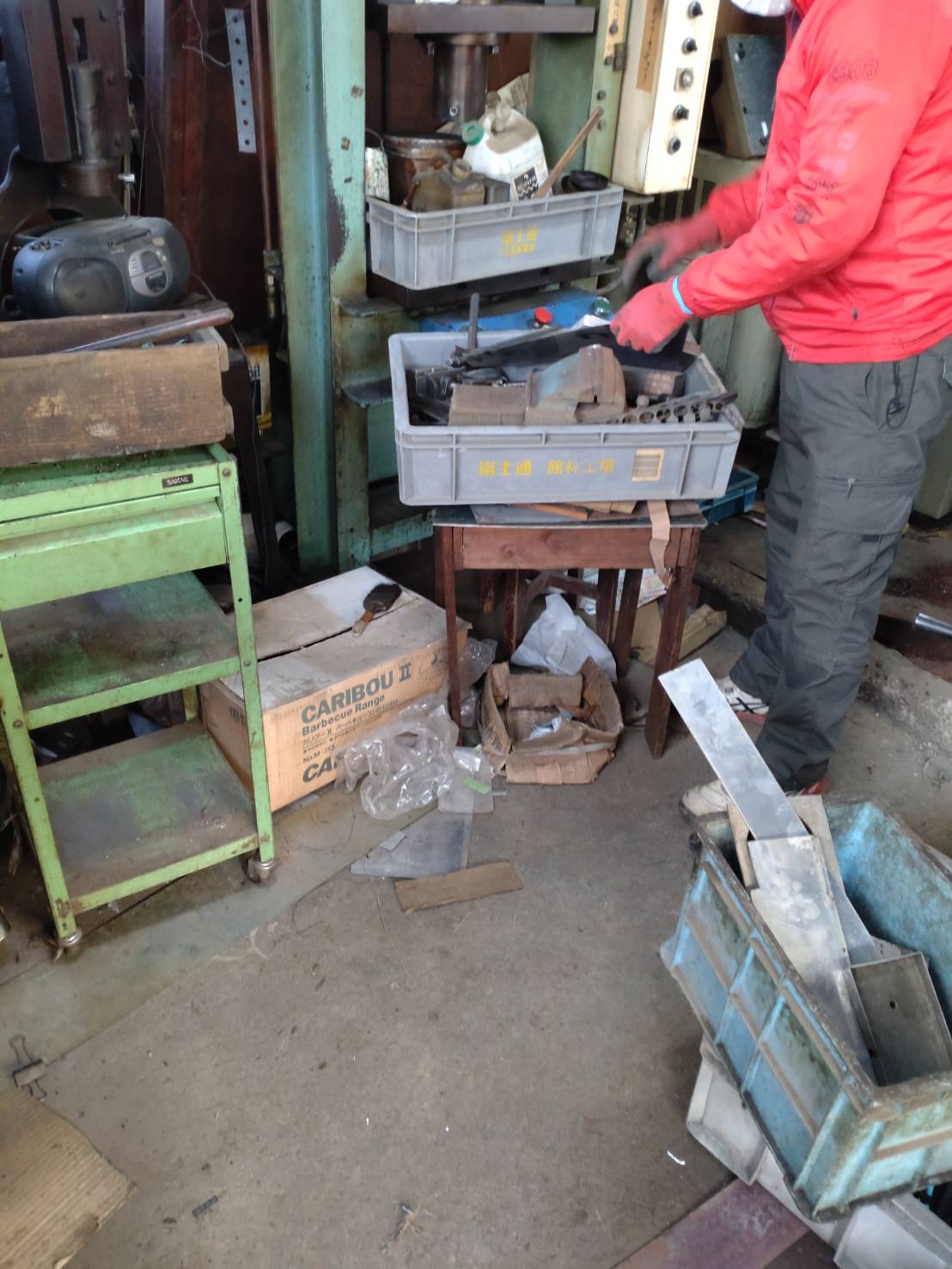 神奈川県川崎市高津区の鉄工所で機械部品をコンテナに仕分けしている作業中の様子