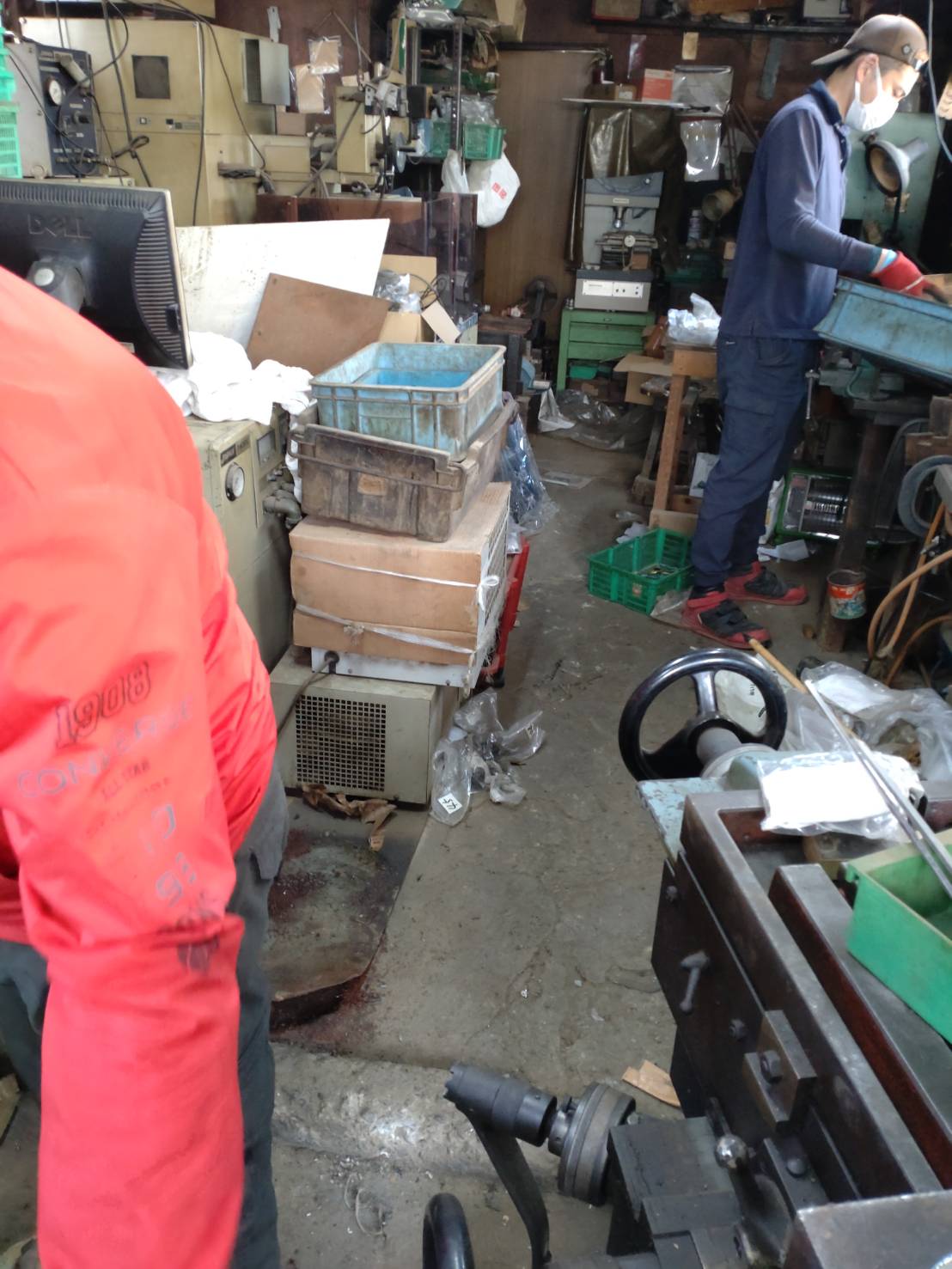 神奈川県川崎市高津区の工場内で複数人が整理作業を進めている作業中の様子