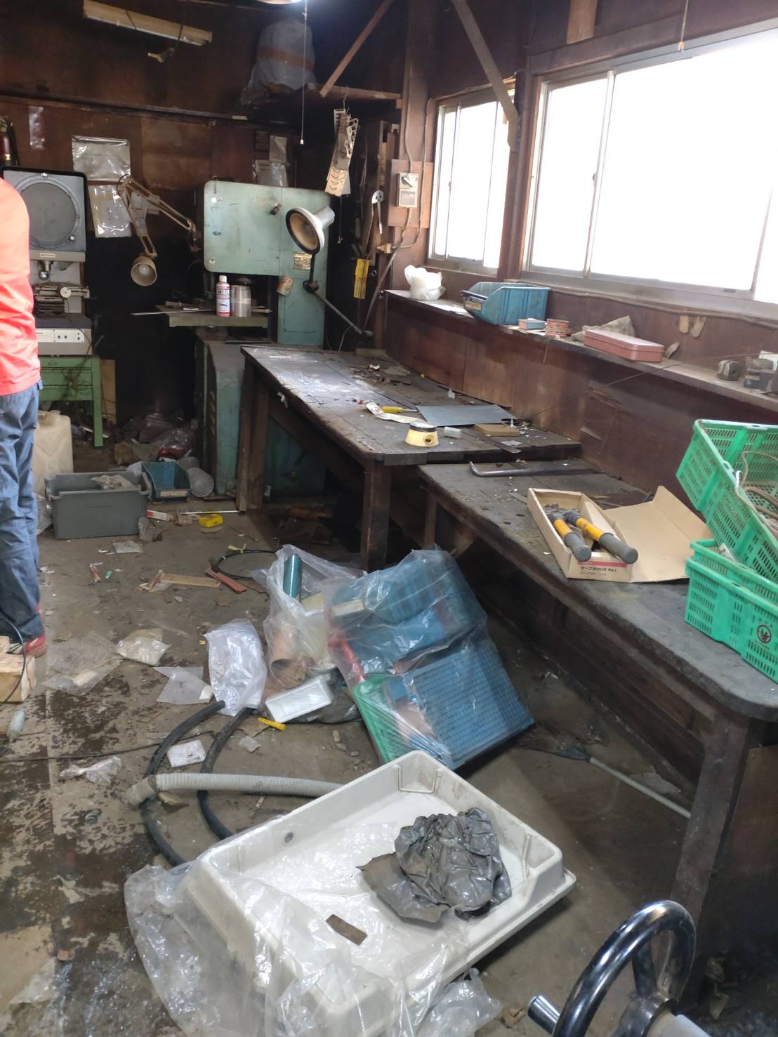 神奈川県川崎市高津区の鉄工所で作業台周辺に雑資材が残る施工前状況