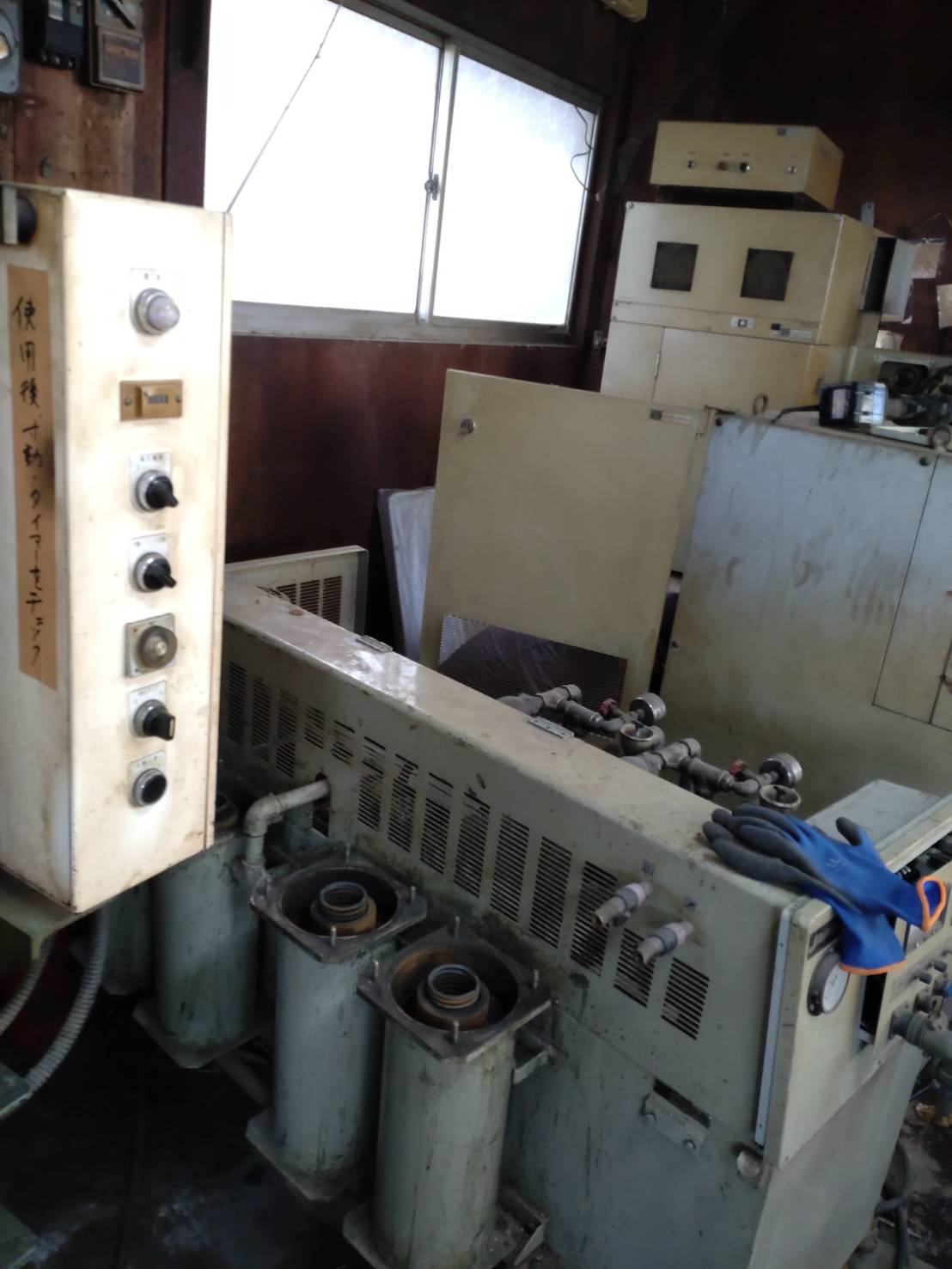 神奈川県川崎市高津区の鉄工所内に残されていた大型設備と制御機器の施工前状況