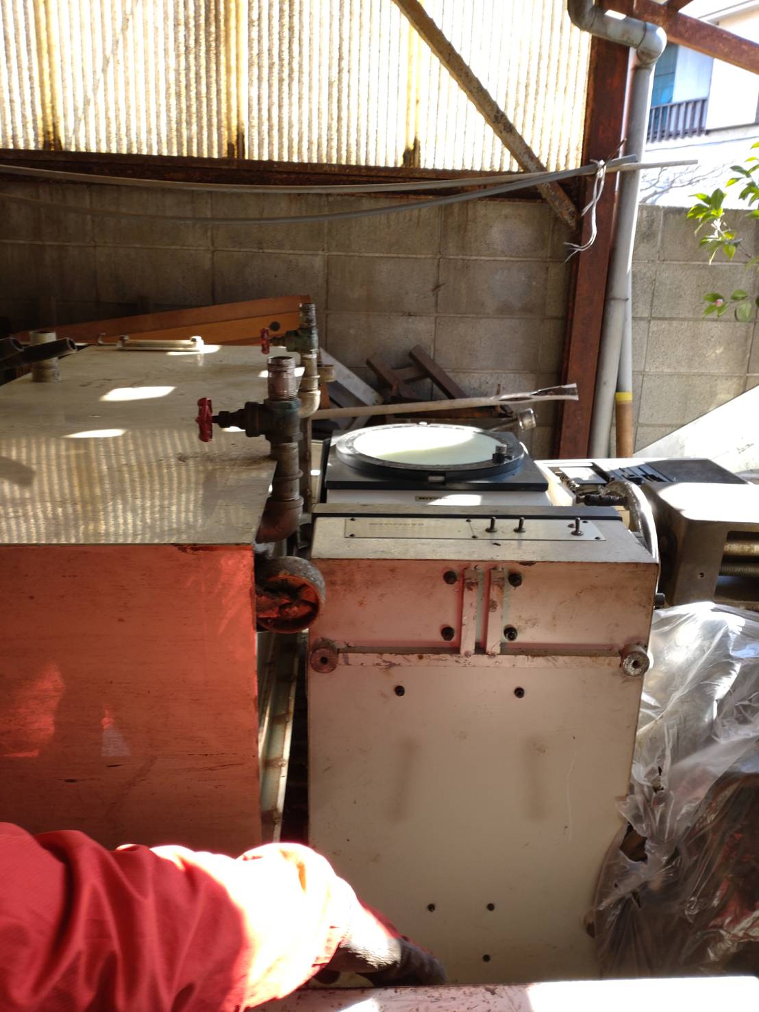 神奈川県川崎市高津区の鉄工所で大型機械を車両へ搬出している作業中の様子