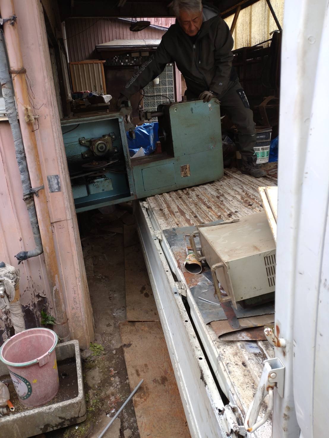 神奈川県川崎市高津区の鉄工所閉鎖作業後に屋外通路の整理を進めた施工後状況