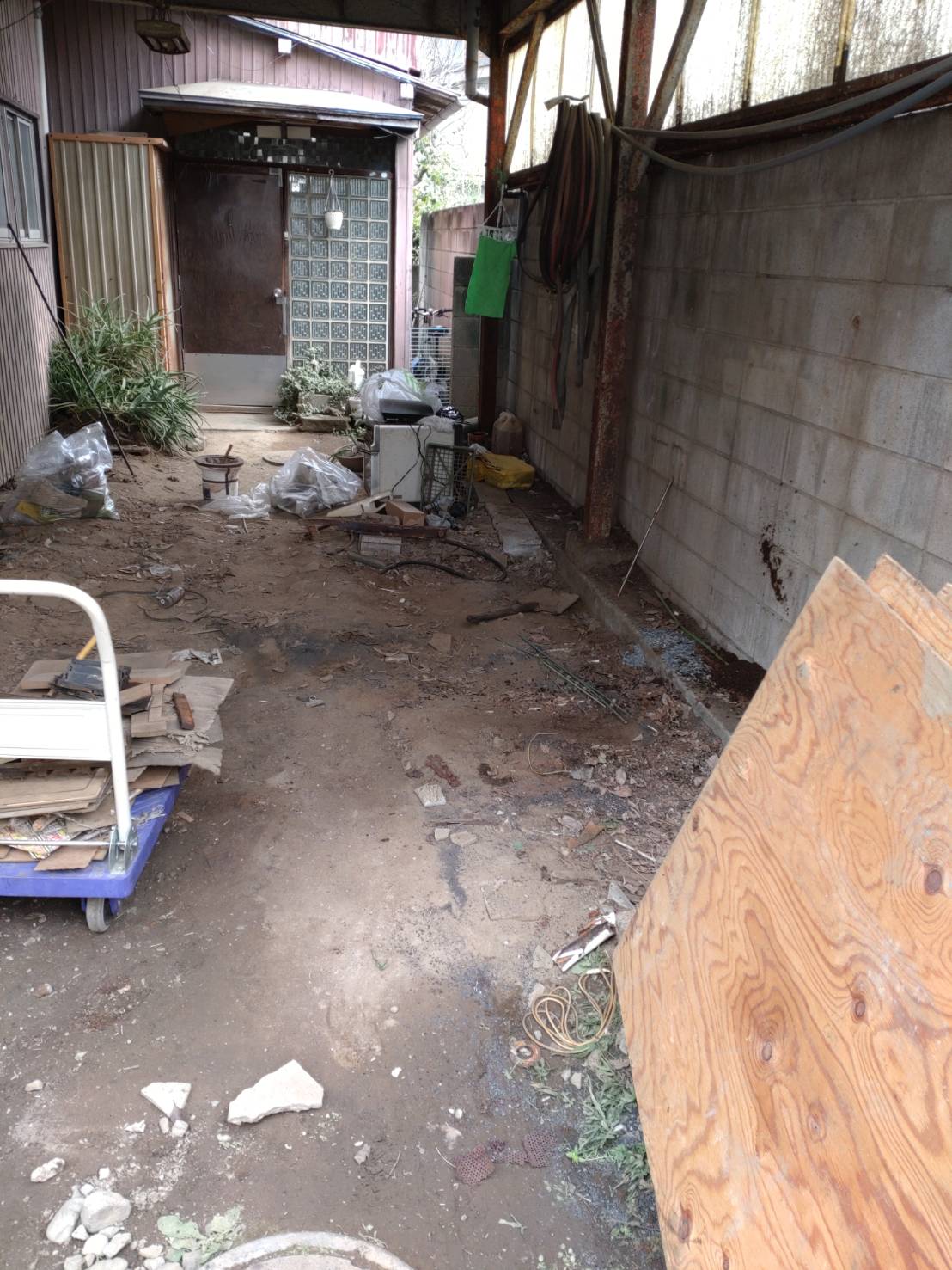 神奈川県川崎市高津区の鉄工所閉鎖後に屋外通路を清掃している作業中の様子