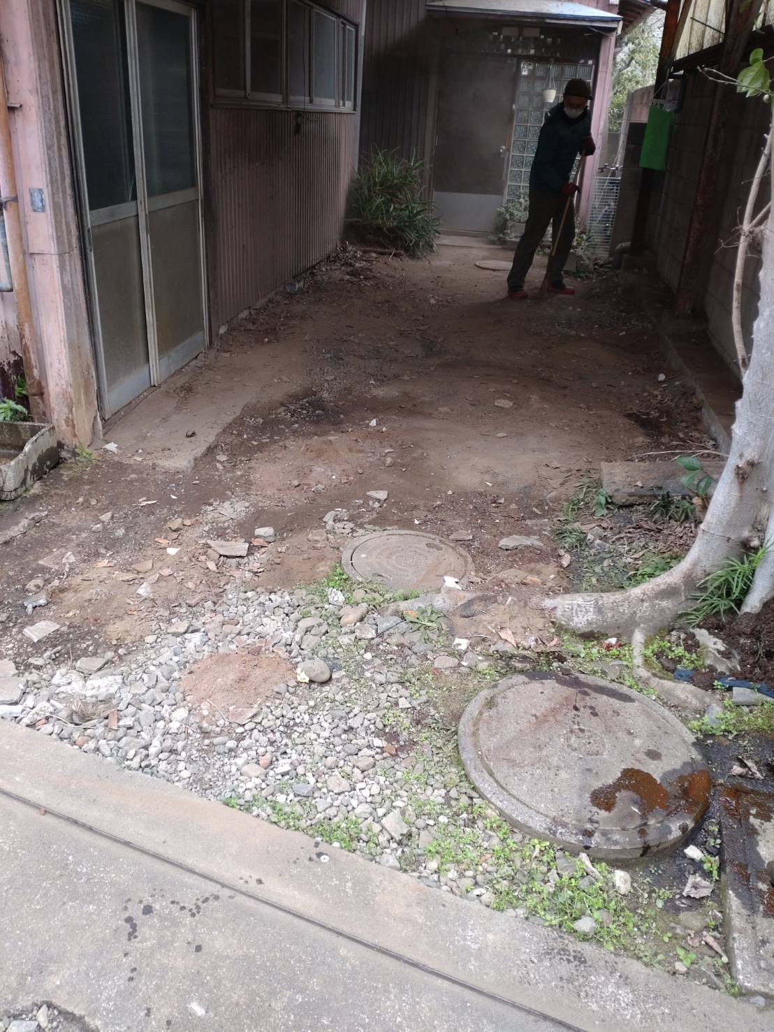 神奈川県川崎市高津区の鉄工所閉鎖作業後に整理された屋外通路の施工後状況