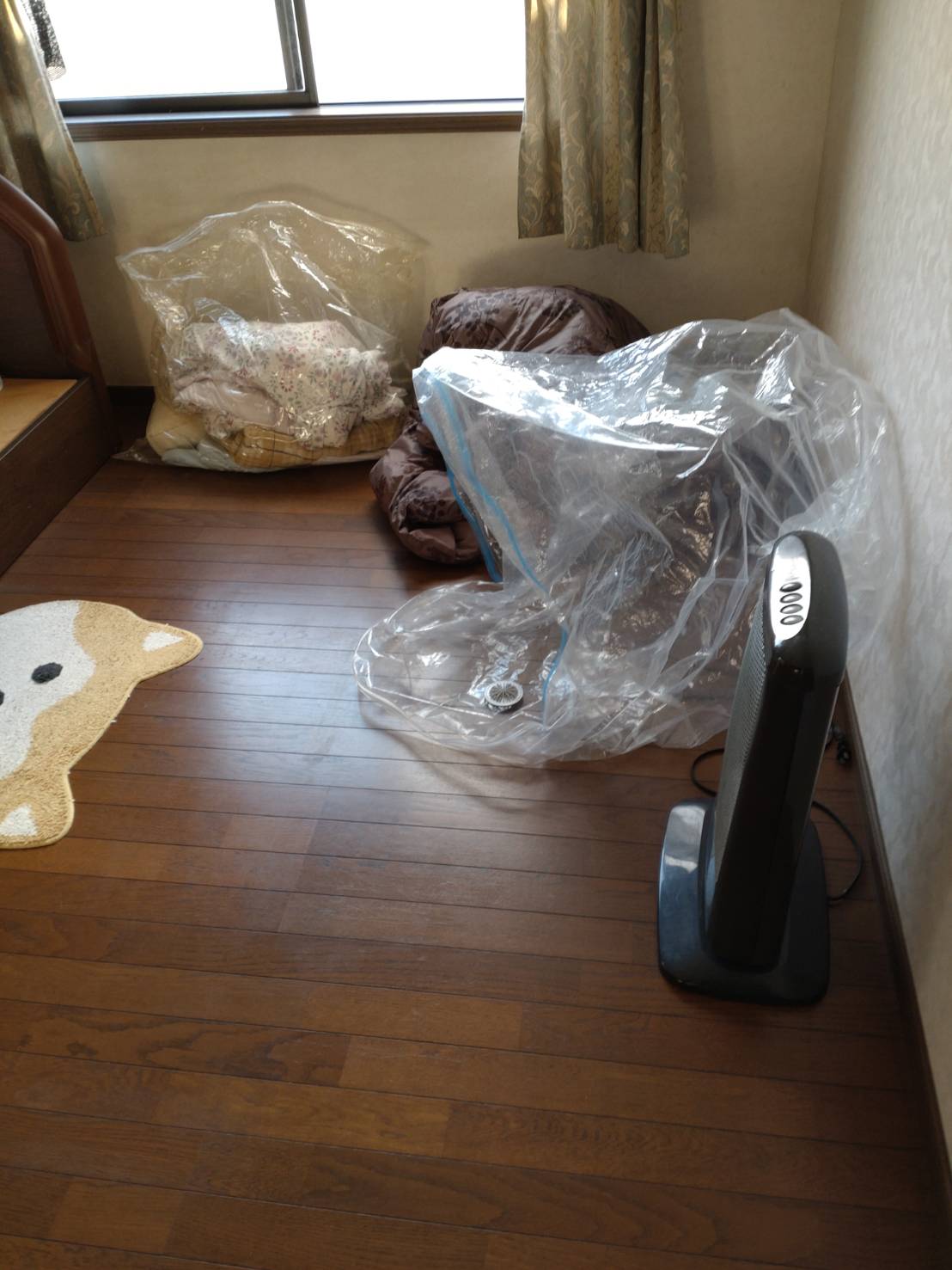 埼玉県久喜市の競売物件で寝具や袋詰め品が残る寝室床面の施工前状況