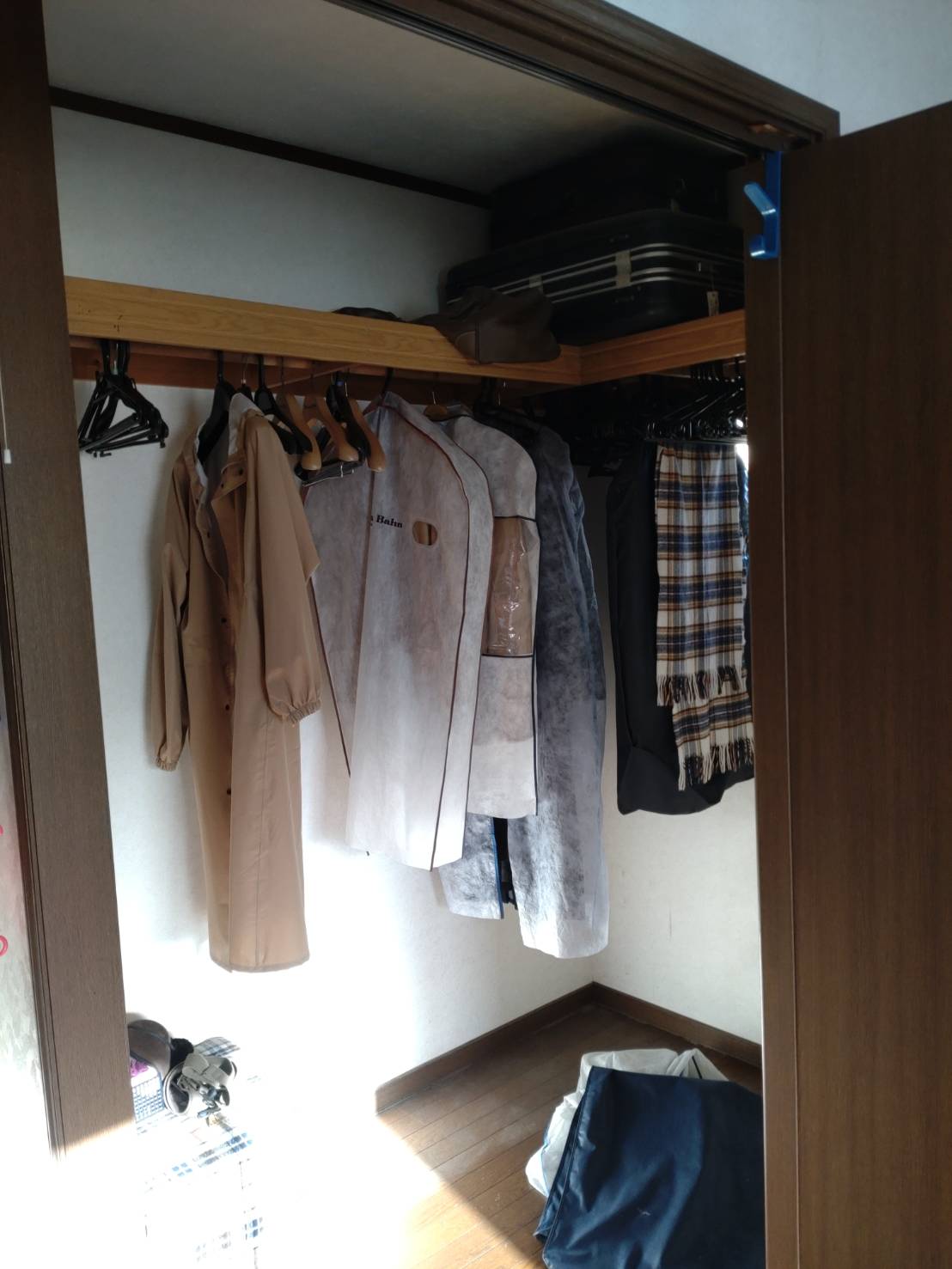 埼玉県久喜市の競売物件で衣類とハンガーが残るクローゼット内部の施工前状況