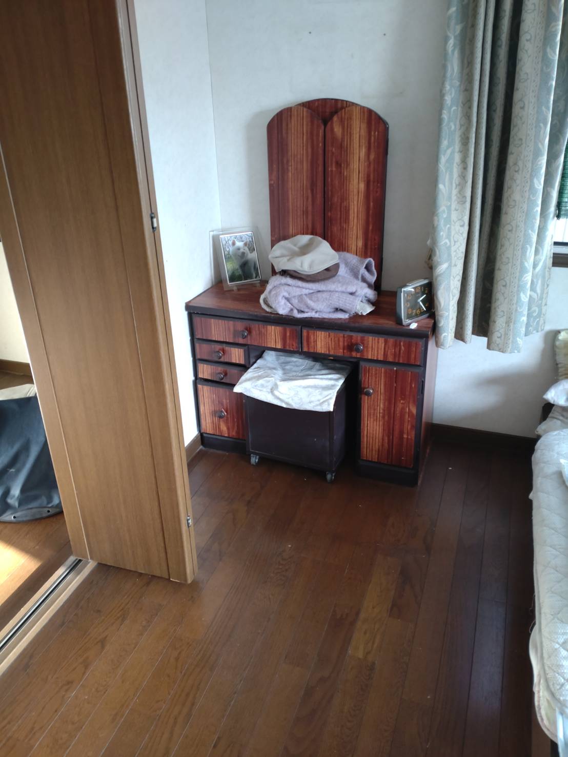 埼玉県久喜市の競売物件でドレッサーと小物が残る洋室の施工前状況