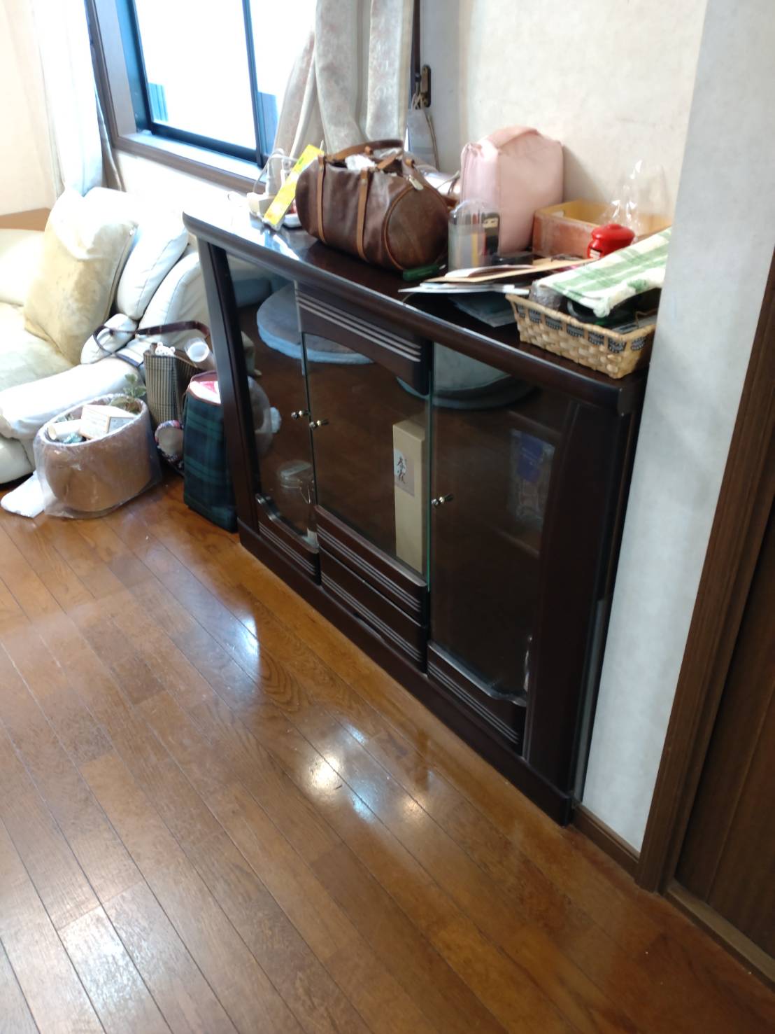 埼玉県久喜市の競売物件で飾り棚と生活小物が残る居室の施工前状況