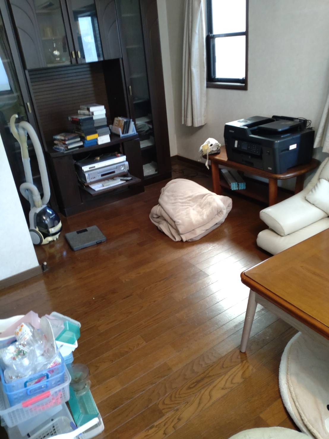 埼玉県久喜市の競売物件でプリンターや収納家具が残るリビングの施工前状況