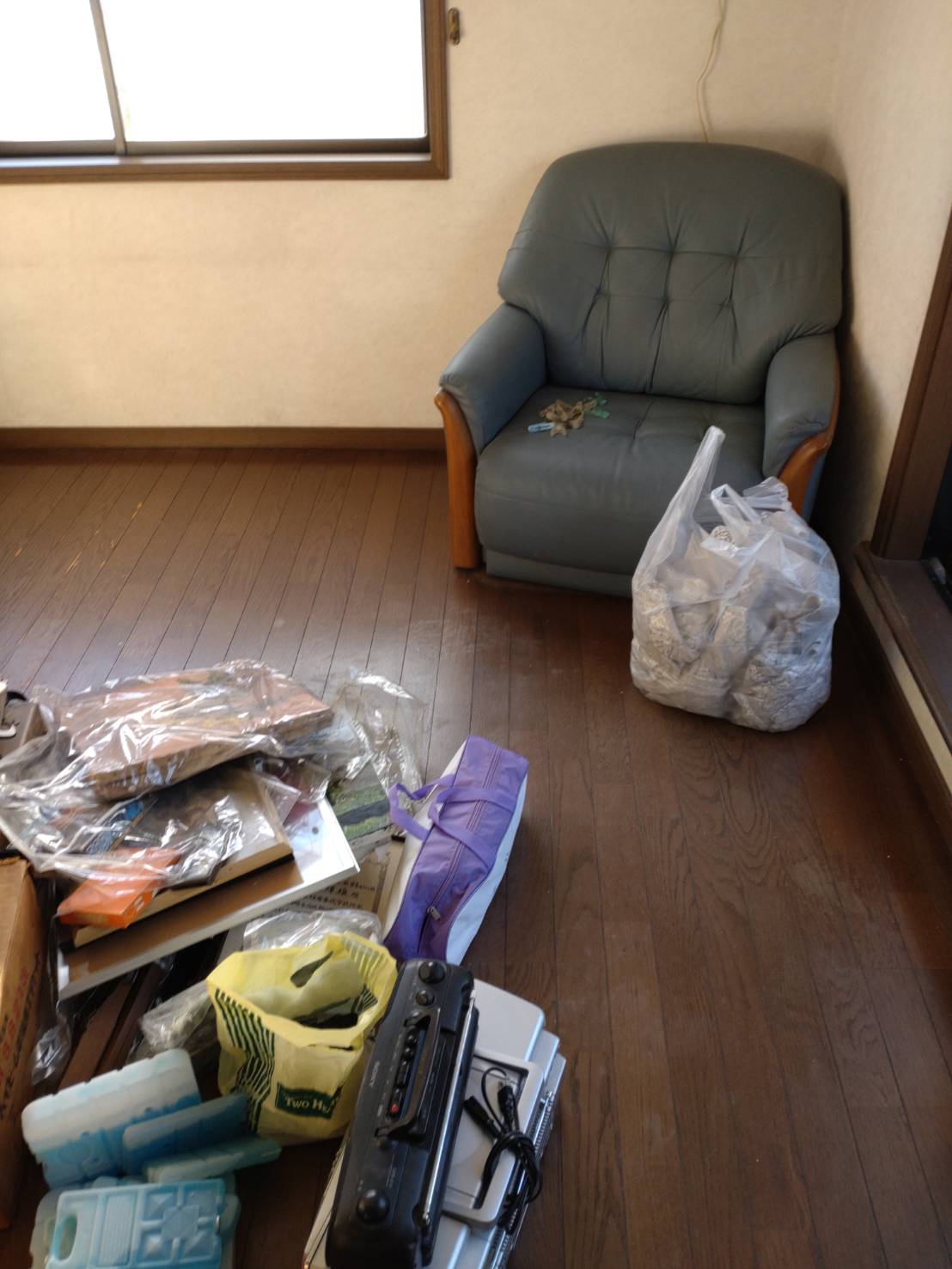 埼玉県久喜市の競売物件で段ボールや小型家電が残る居室の施工前状況