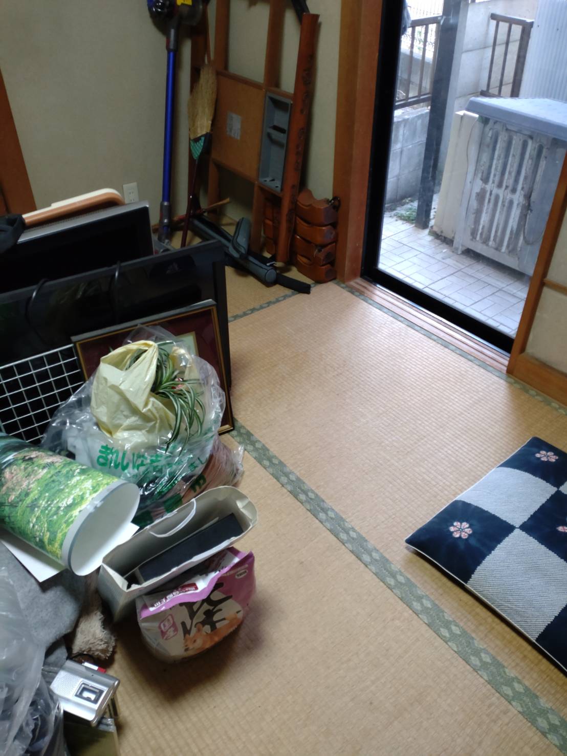 埼玉県久喜市の競売物件で生活用品や額縁が残る和室の施工前状況