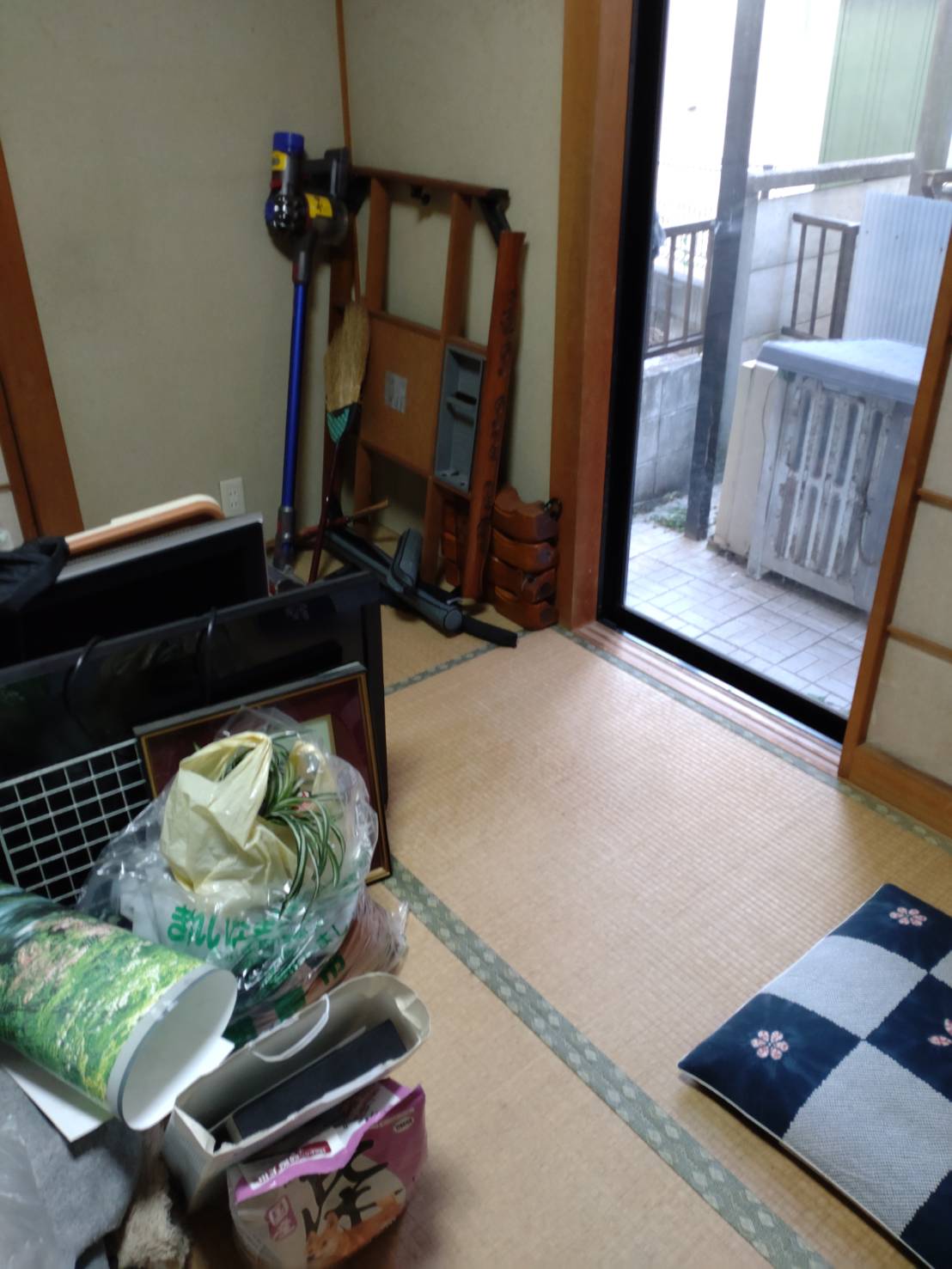 埼玉県久喜市の競売物件で掃除機や家具部材が残る和室の施工前状況