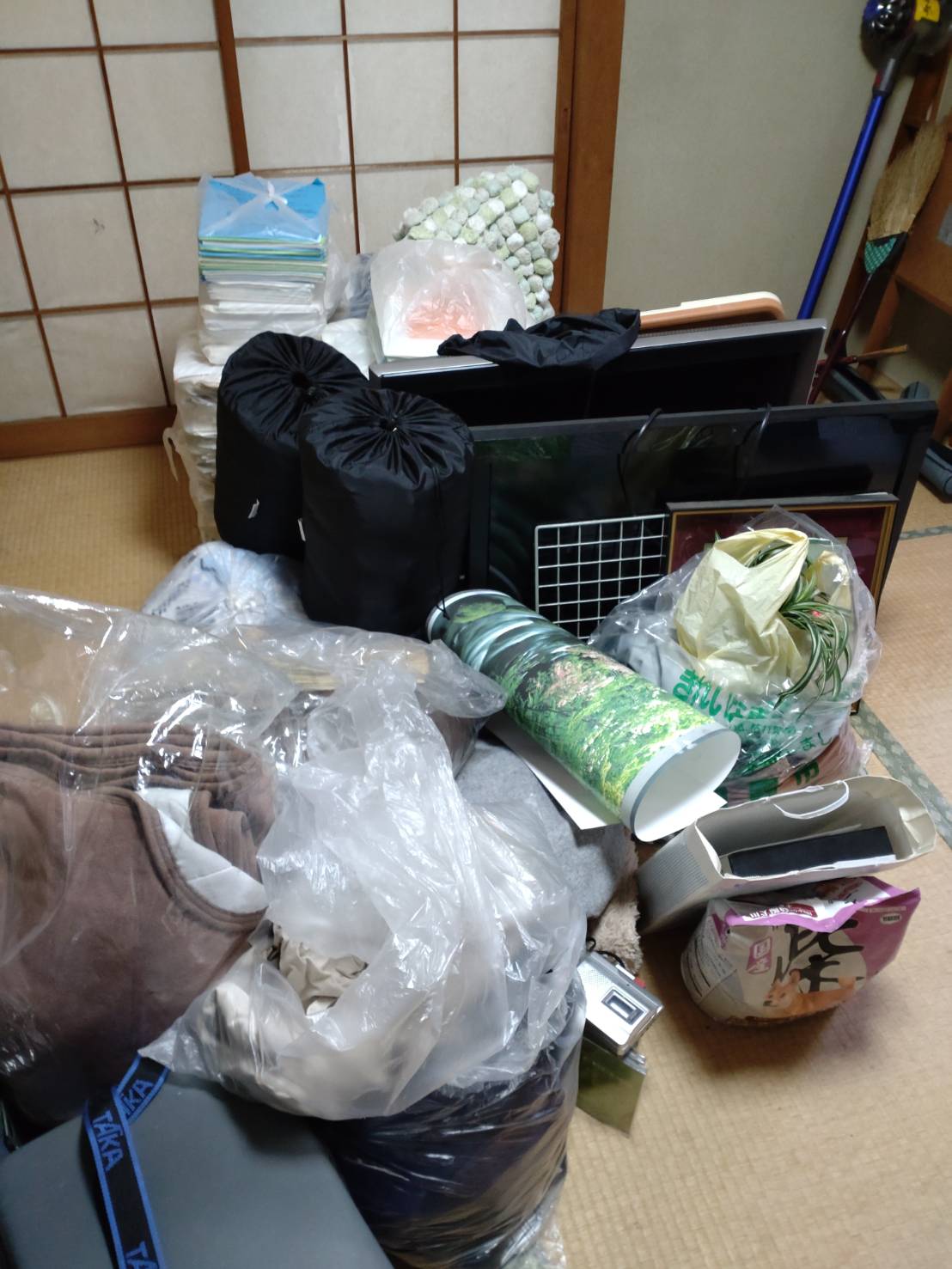 埼玉県久喜市の競売物件で布団や生活雑貨がまとまる和室の施工前状況